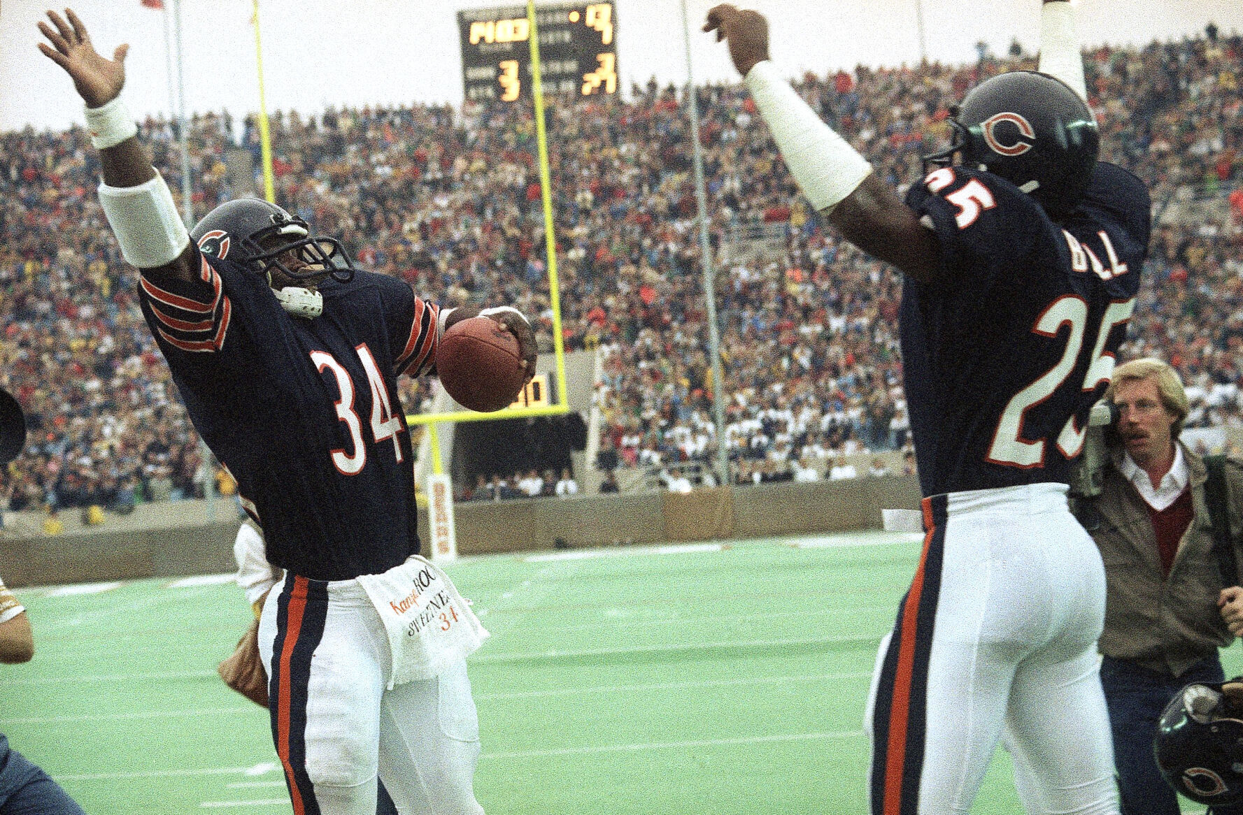 1984: Walter Payton breaks Jim Brown’s career rushing mark of 12,312 yards